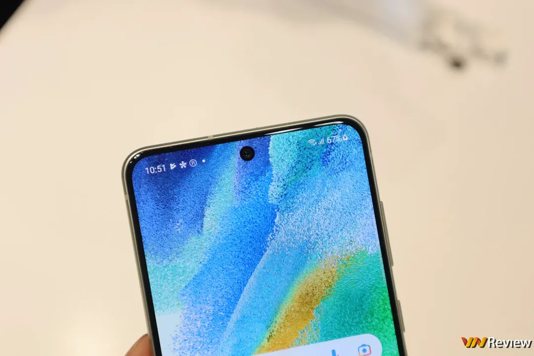 Trên tay Galaxy S21 FE 5G: tiếp nối chiến lược hướng đến fan, thiết kế lột xác so với đời trước Trên tay Galaxy S21 FE 5G: tiếp nối chiến lược hướng đến fan, thiết kế lột xác so với đời trước