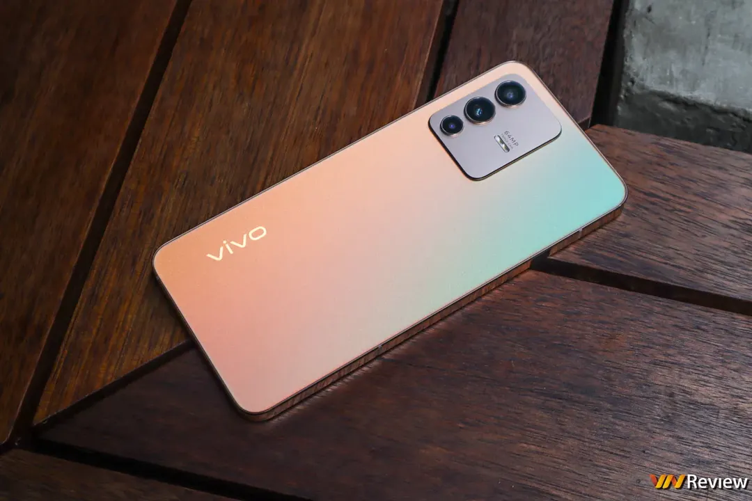 Trên tay vivo V23 5G: đủ cả viền vuông, tai thỏ giống iPhone 13, khác biệt ở mặt lưng, camera selfie kép Trên tay vivo V23 5G: đủ cả viền vuông, tai thỏ giống iPhone 13, khác biệt ở mặt lưng, camera selfie kép