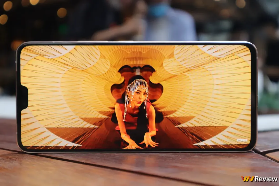 Trên tay vivo V23 5G: đủ cả viền vuông, tai thỏ giống iPhone 13, khác biệt ở mặt lưng, camera selfie kép Trên tay vivo V23 5G: đủ cả viền vuông, tai thỏ giống iPhone 13, khác biệt ở mặt lưng, camera selfie kép