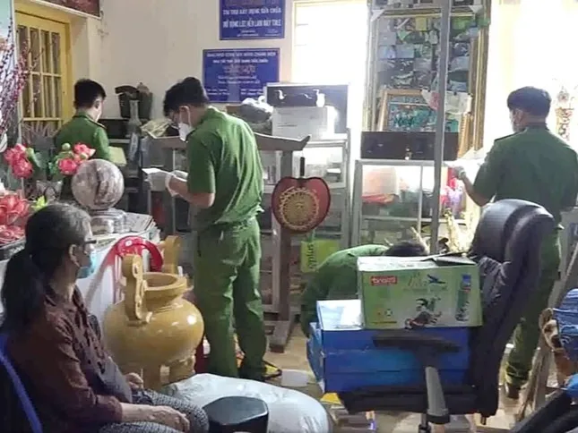 Hình ảnh Tịnh thất bồng lai bị khám xét, nhìn những cặp mắt thấy ớn lạnh Hình ảnh Tịnh thất bồng lai bị khám xét, nhìn những cặp mắt thấy ớn lạnh