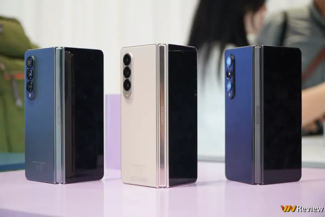 Trên tay Galaxy Z Fold 4: Bình không đổi nhiều nhưng rượu đã thơm hơn Trên tay Galaxy Z Fold 4: Bình không đổi nhiều nhưng rượu đã thơm hơn
