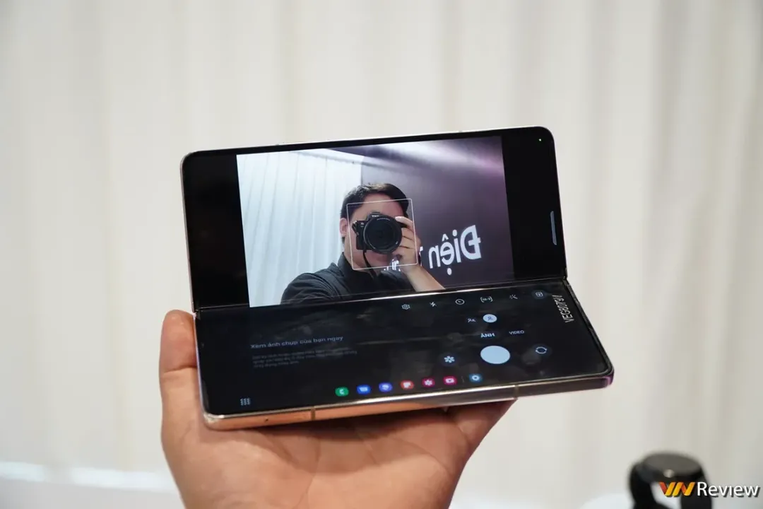 Trên tay Galaxy Z Fold 4: Bình không đổi nhiều nhưng rượu đã thơm hơn Trên tay Galaxy Z Fold 4: Bình không đổi nhiều nhưng rượu đã thơm hơn
