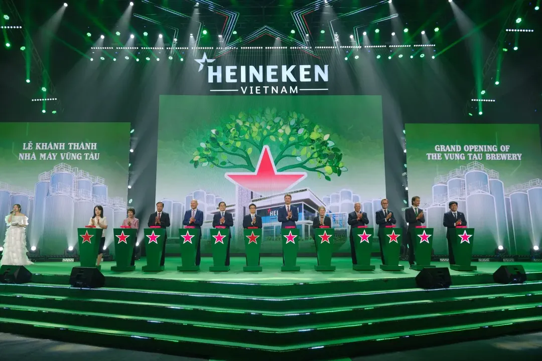 Heineken khánh thành nhà máy bia lớn nhất Đông Nam Á tại Việt Nam, xuất xưởng tới 12 triệu lon bia một ngày Heineken khánh thành nhà máy bia lớn nhất Đông Nam Á tại Việt Nam, xuất xưởng tới 12 triệu lon bia một ngày