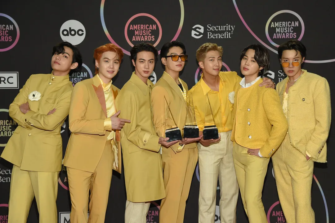 Taylor Swift càn quét AMAs 2022, Adele ra về tay trắng, BTS chứng tỏ đẳng cấp hàng đầu Kpop Taylor Swift càn quét AMAs 2022, Adele ra về tay trắng, BTS chứng tỏ đẳng cấp hàng đầu Kpop
