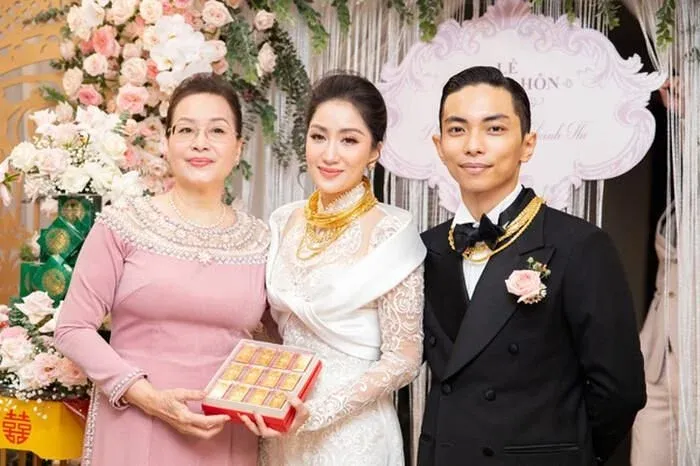 Của hồi môn lên tới 22 cây vàng, đám cưới Khánh Thi và Phan Hiển gây choáng cộng đồng Của hồi môn lên tới 22 cây vàng, đám cưới Khánh Thi và Phan Hiển gây choáng cộng đồng