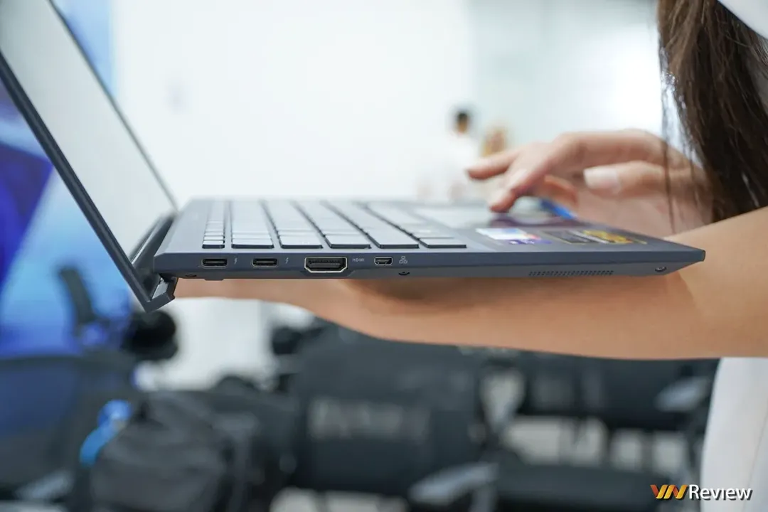 Trên tay Asus ExpertBook B9 2022: laptop doanh nhân nặng chỉ 1Kg, độ bền đáng nể Trên tay Asus ExpertBook B9 2022: laptop doanh nhân nặng chỉ 1Kg, độ bền đáng nể