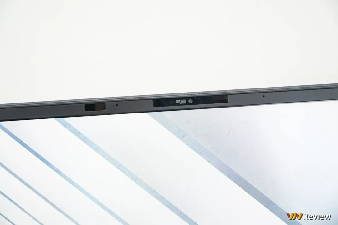 Trên tay Asus ExpertBook B9 2022: laptop doanh nhân nặng chỉ 1Kg, độ bền đáng nể Trên tay Asus ExpertBook B9 2022: laptop doanh nhân nặng chỉ 1Kg, độ bền đáng nể