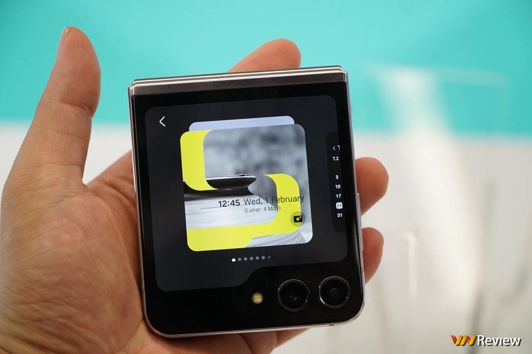 Trên tay Samsung Galaxy Z Flip 5: lột xác với màn hình ngoài “siêu to khổng lồ”, gập khít hơn, mỏng gọn, mạnh mẽ hơn Trên tay Samsung Galaxy Z Flip 5: lột xác với màn hình ngoài “siêu to khổng lồ”, gập khít hơn, mỏng gọn, mạnh mẽ hơn