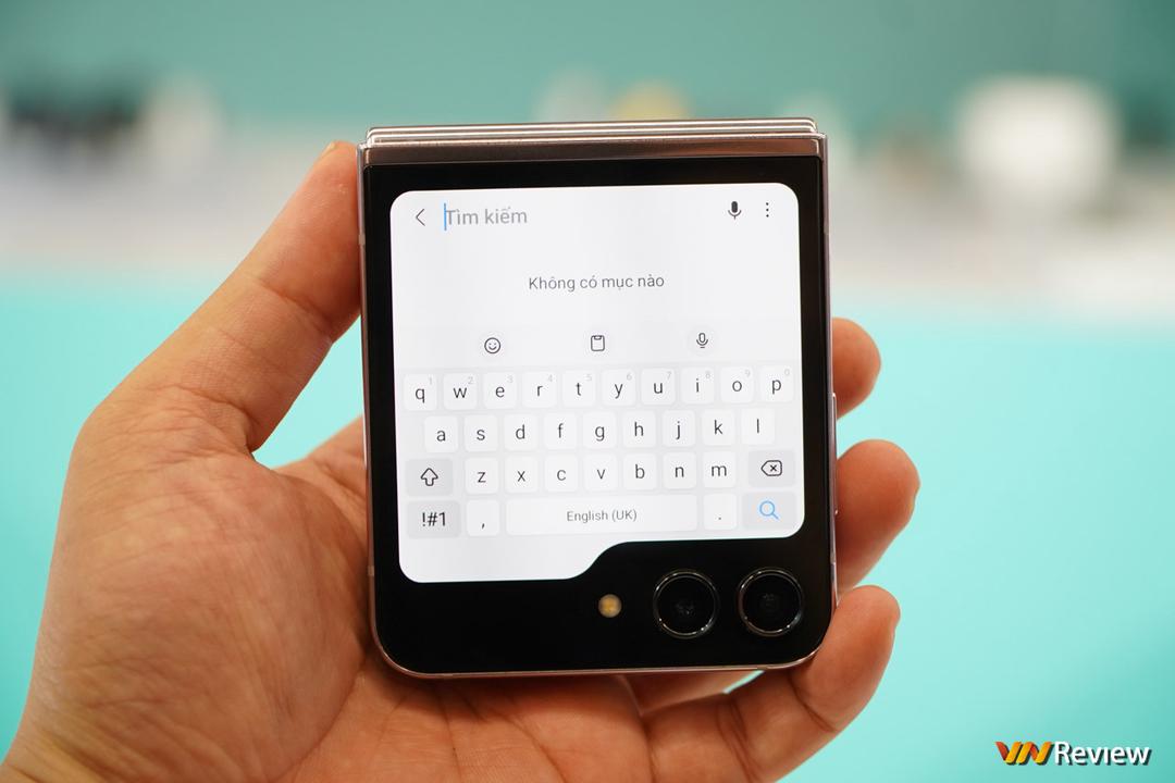 Trên tay Samsung Galaxy Z Flip 5: lột xác với màn hình ngoài “siêu to khổng lồ”, gập khít hơn, mỏng gọn, mạnh mẽ hơn Trên tay Samsung Galaxy Z Flip 5: lột xác với màn hình ngoài “siêu to khổng lồ”, gập khít hơn, mỏng gọn, mạnh mẽ hơn