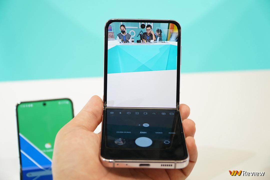 Trên tay Samsung Galaxy Z Flip 5: lột xác với màn hình ngoài “siêu to khổng lồ”, gập khít hơn, mỏng gọn, mạnh mẽ hơn Trên tay Samsung Galaxy Z Flip 5: lột xác với màn hình ngoài “siêu to khổng lồ”, gập khít hơn, mỏng gọn, mạnh mẽ hơn