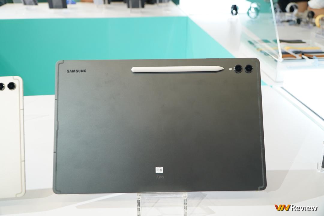 Trên tay Galaxy Tab S9 Ultra, Tab S9 và Tab S9+: dồn lực cho màn hình, hiệu năng, khả năng làm việc Trên tay Galaxy Tab S9 Ultra, Tab S9 và Tab S9+: dồn lực cho màn hình, hiệu năng, khả năng làm việc