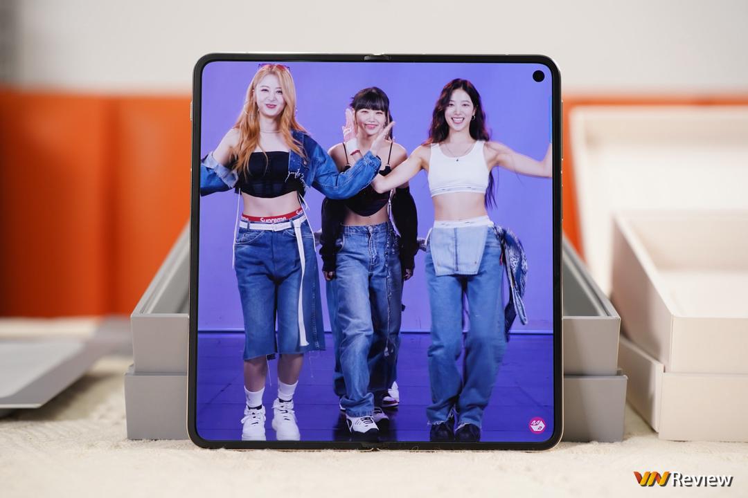 Mở hộp Oppo Find N3 và Find N3 Flip vừa ra mắt tại Việt Nam: khi Oppo “tuyên chiến” với Samsung Mở hộp Oppo Find N3 và Find N3 Flip vừa ra mắt tại Việt Nam: khi Oppo “tuyên chiến” với Samsung