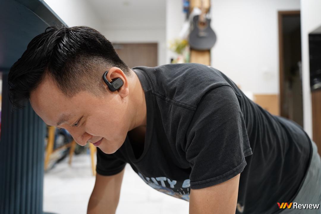 Đánh giá JBL Soundgear Sense: tai nghe thiết kế mở chuẩn bài cho người thích thể thao, yêu âm nhạc Đánh giá JBL Soundgear Sense: tai nghe thiết kế mở chuẩn bài cho người thích thể thao, yêu âm nhạc