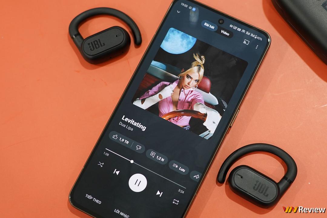 Đánh giá JBL Soundgear Sense: tai nghe thiết kế mở chuẩn bài cho người thích thể thao, yêu âm nhạc Đánh giá JBL Soundgear Sense: tai nghe thiết kế mở chuẩn bài cho người thích thể thao, yêu âm nhạc