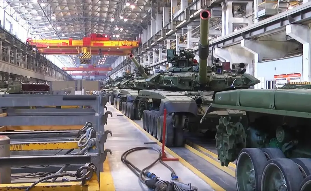 30.000 người Nga làm việc ngày đêm để gấp rút sản xuất xe tăng T90 đưa vào chiến trường 30.000 người Nga làm việc ngày đêm để gấp rút sản xuất xe tăng T90 đưa vào chiến trường
