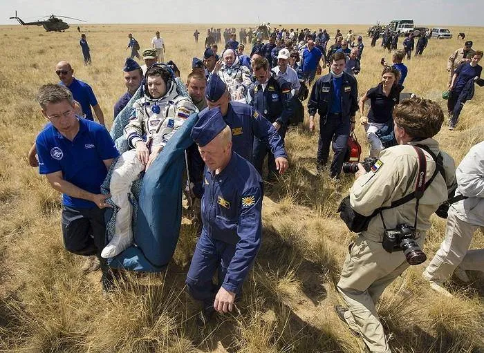 Phi hành gia phải ngồi xe lăn khi trở về Trái đất. Cơ thể họ đã thay đổi nhiều sau một thời gian ở trong không gian Phi hành gia phải ngồi xe lăn khi trở về Trái đất. Cơ thể họ đã thay đổi nhiều sau một thời gian ở trong không gian