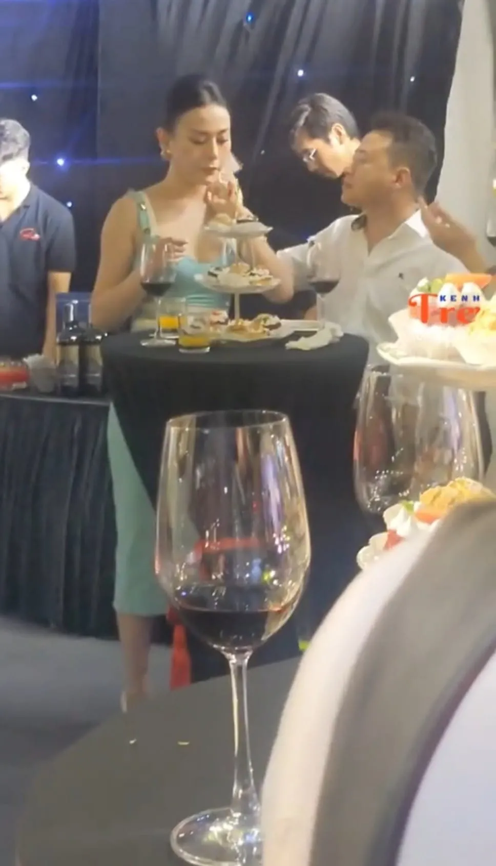 Bất chấp bão dư luận, Phương Oanh và Shark Bình tiếp tục tay trong tay tại sự kiện Bất chấp bão dư luận, Phương Oanh và Shark Bình tiếp tục tay trong tay tại sự kiện