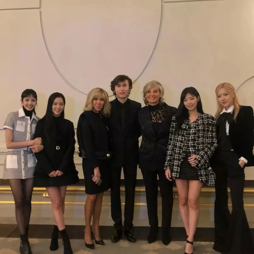 Đệ nhất phu nhân Pháp 69 tuổi tháp tùng chồng gặp nhóm BlackPink xứ Hàn, đôi chân nuột nà hút mắt không thua gì Lisa Đệ nhất phu nhân Pháp 69 tuổi tháp tùng chồng gặp nhóm BlackPink xứ Hàn, đôi chân nuột nà hút mắt không thua gì Lisa