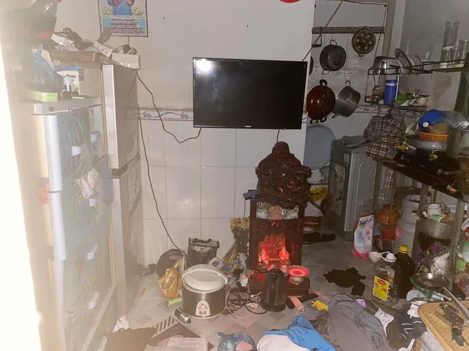 Bi kịch trong phòng trọ ở TP Thủ Đức: Cả nhà 4 người thì 3 người tử vong, 1 người nguy kịch, nghi do ngạt khí Bi kịch trong phòng trọ ở TP Thủ Đức: Cả nhà 4 người thì 3 người tử vong, 1 người nguy kịch, nghi do ngạt khí