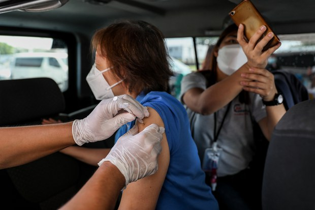 Lẻn vào nhà dân khi họ đang ngủ để tiêm lén vắc xin Covid - khó thế mà Tổng thống Duterte cũng nghĩ ra được Lẻn vào nhà dân khi họ đang ngủ để tiêm lén vắc xin Covid - khó thế mà Tổng thống Duterte cũng nghĩ ra được