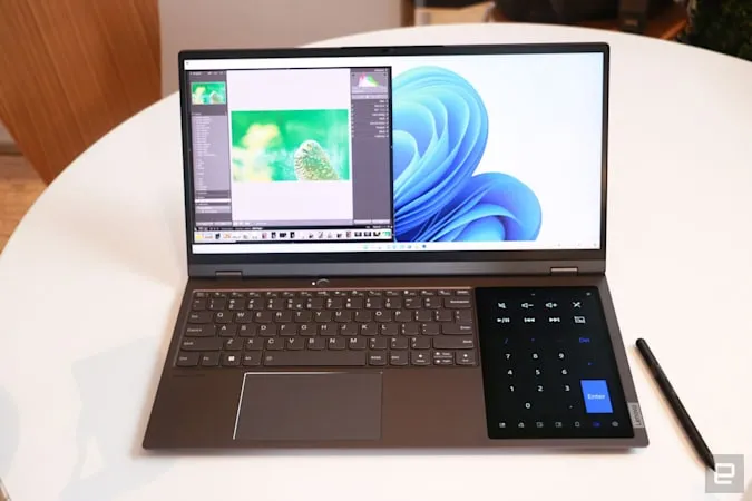 Lenovo công bố laptop 17 inch tỷ lệ cực dị, có màn hình thứ hai 8 inch nằm cạnh bàn phím còn dị hơn Lenovo công bố laptop 17 inch tỷ lệ cực dị, có màn hình thứ hai 8 inch nằm cạnh bàn phím còn dị hơn
