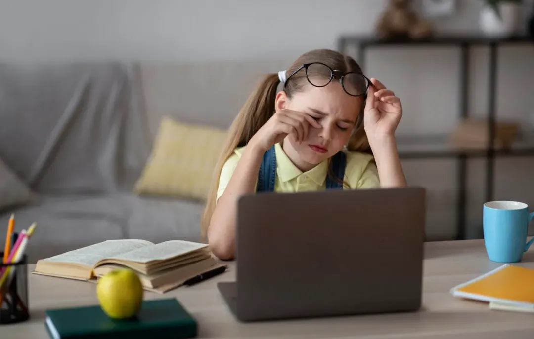 Học online và những hệ lụy sức khỏe cho trẻ Học online và những hệ lụy sức khỏe cho trẻ