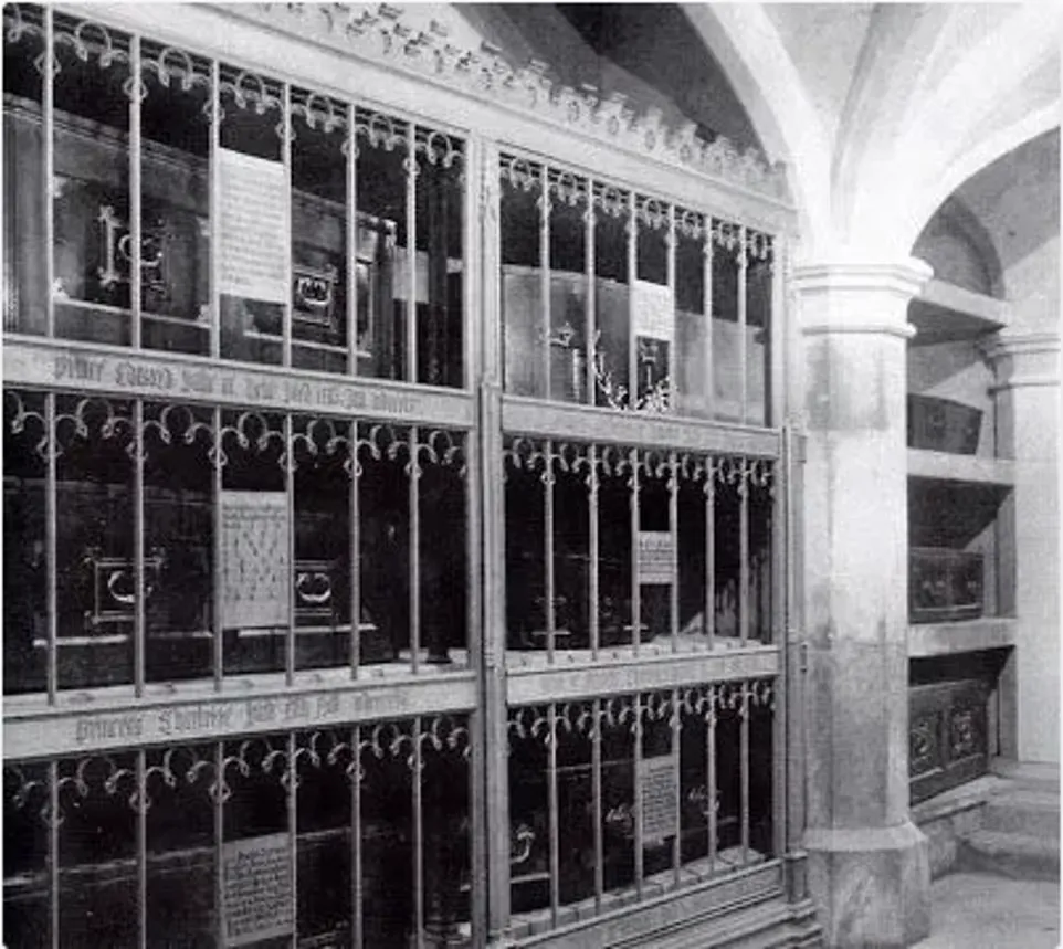 Hầm mộ Hoàng gia (the Royal Vault), tất cả những điều bạn muốn biết: Những ai chôn ở đó, hầm mộ có mùi không? tại sao không có Công nương Diana trong số này? Hầm mộ Hoàng gia (the Royal Vault), tất cả những điều bạn muốn biết: Những ai chôn ở đó, hầm mộ có mùi không? tại sao không có Công nương Diana trong số này?
