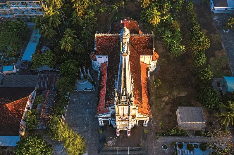 Cấu trúc độc đáo của các nhà thờ thiên chúa nhìn từ trên cao Cấu trúc độc đáo của các nhà thờ thiên chúa nhìn từ trên cao
