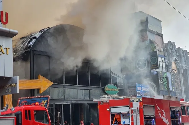 Cháy quán bar cạnh chợ Bến Thành: đã bị đình chỉ vẫn cố chấp làm liều Cháy quán bar cạnh chợ Bến Thành: đã bị đình chỉ vẫn cố chấp làm liều