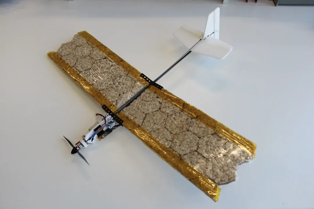Không tin nổi có người làm drone bằng cành củi, tuy thô sơ mà lại bay được! Không tin nổi có người làm drone bằng cành củi, tuy thô sơ mà lại bay được!