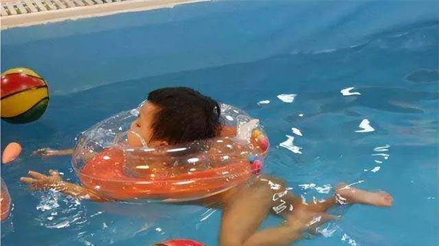 Cậu bé bị cha bắt lột trần chạy dưới cái lạnh âm 13 độ hơn 10 năm trước giờ đã đạt được thành tựu gì? Cậu bé bị cha bắt lột trần chạy dưới cái lạnh âm 13 độ hơn 10 năm trước giờ đã đạt được thành tựu gì?