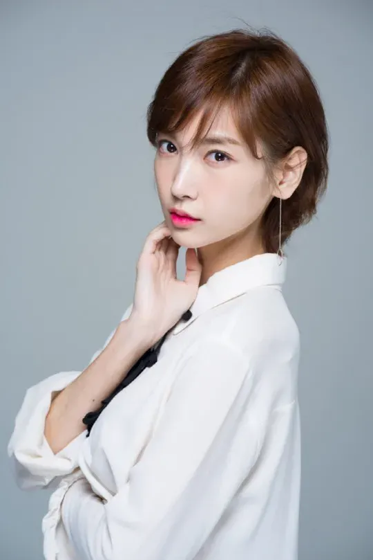 Ăn mặc thiếu vải hớ hênh để chơi piano, nữ YouTuber thu nhập hơn 5 tỷ đồng mỗi năm Ăn mặc thiếu vải hớ hênh để chơi piano, nữ YouTuber thu nhập hơn 5 tỷ đồng mỗi năm