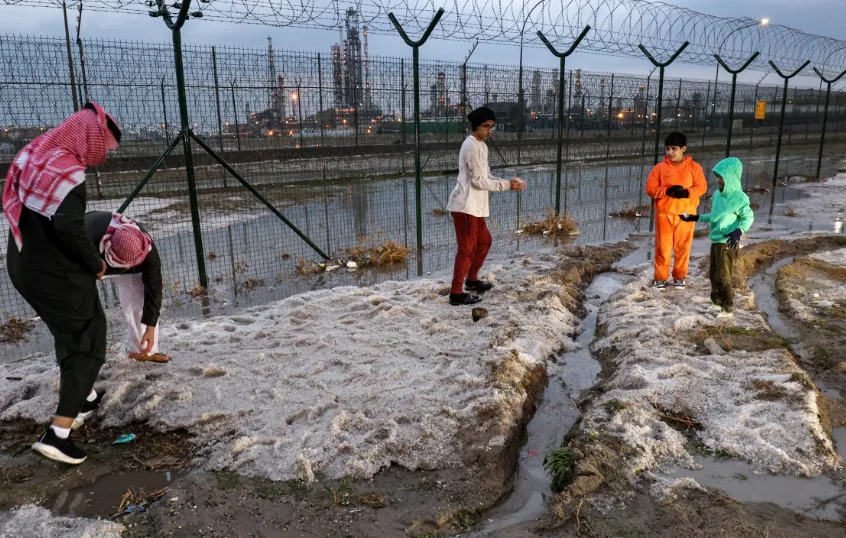 Ở nơi mùa hè nóng 54 độ C: trời đổ mưa đá, dân mừng như bắt được vàng Ở nơi mùa hè nóng 54 độ C: trời đổ mưa đá, dân mừng như bắt được vàng