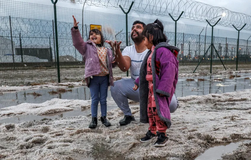 Ở nơi mùa hè nóng 54 độ C: trời đổ mưa đá, dân mừng như bắt được vàng Ở nơi mùa hè nóng 54 độ C: trời đổ mưa đá, dân mừng như bắt được vàng