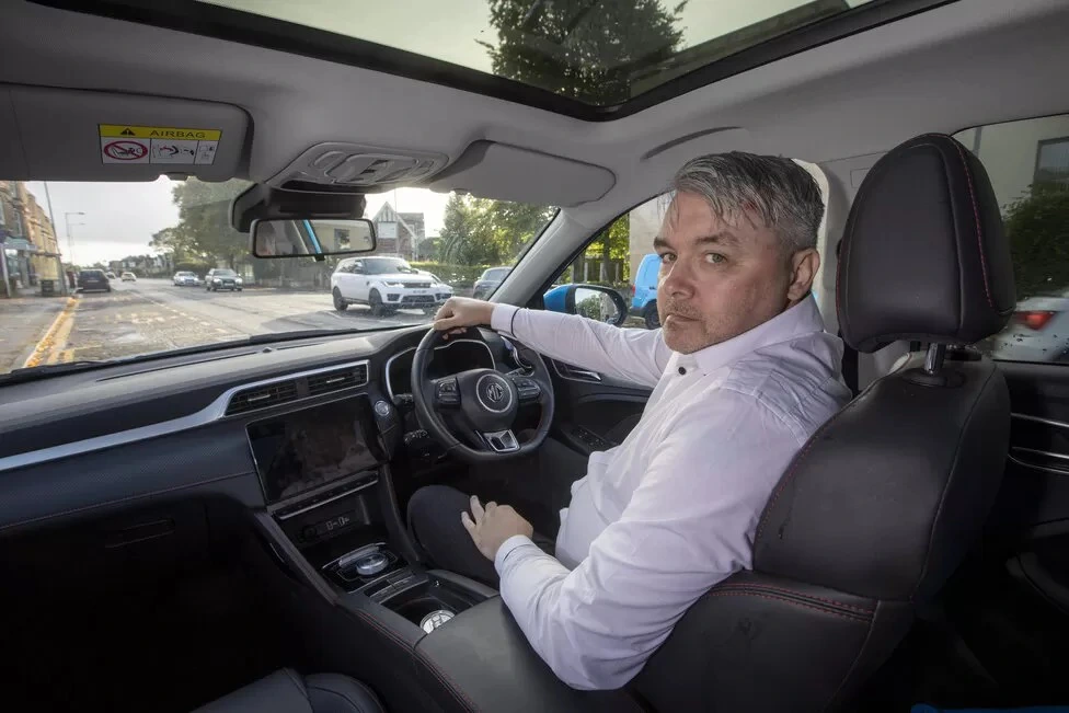 Chủ xe MG ZS bất lực vì chân ga, 'vô tình' biến xe cảnh sát thành 'bia đỡ đạn' Chủ xe MG ZS bất lực vì chân ga, 'vô tình' biến xe cảnh sát thành 'bia đỡ đạn'