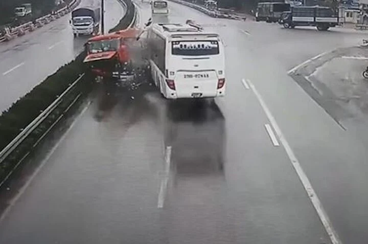 Đi sai làn để tránh chướng ngại vật, tôi có bị phạt không? Đi sai làn để tránh chướng ngại vật, tôi có bị phạt không?