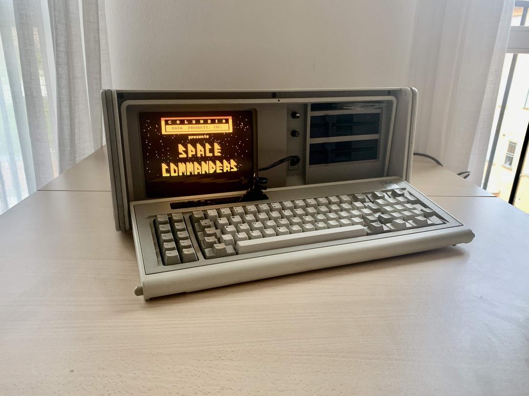 Đây là chiếc laptop từ 40 năm trước, nặng tới hơn 13 Kg, giúp bạn khỏi cần tập gym mỗi ngày nữa Đây là chiếc laptop từ 40 năm trước, nặng tới hơn 13 Kg, giúp bạn khỏi cần tập gym mỗi ngày nữa