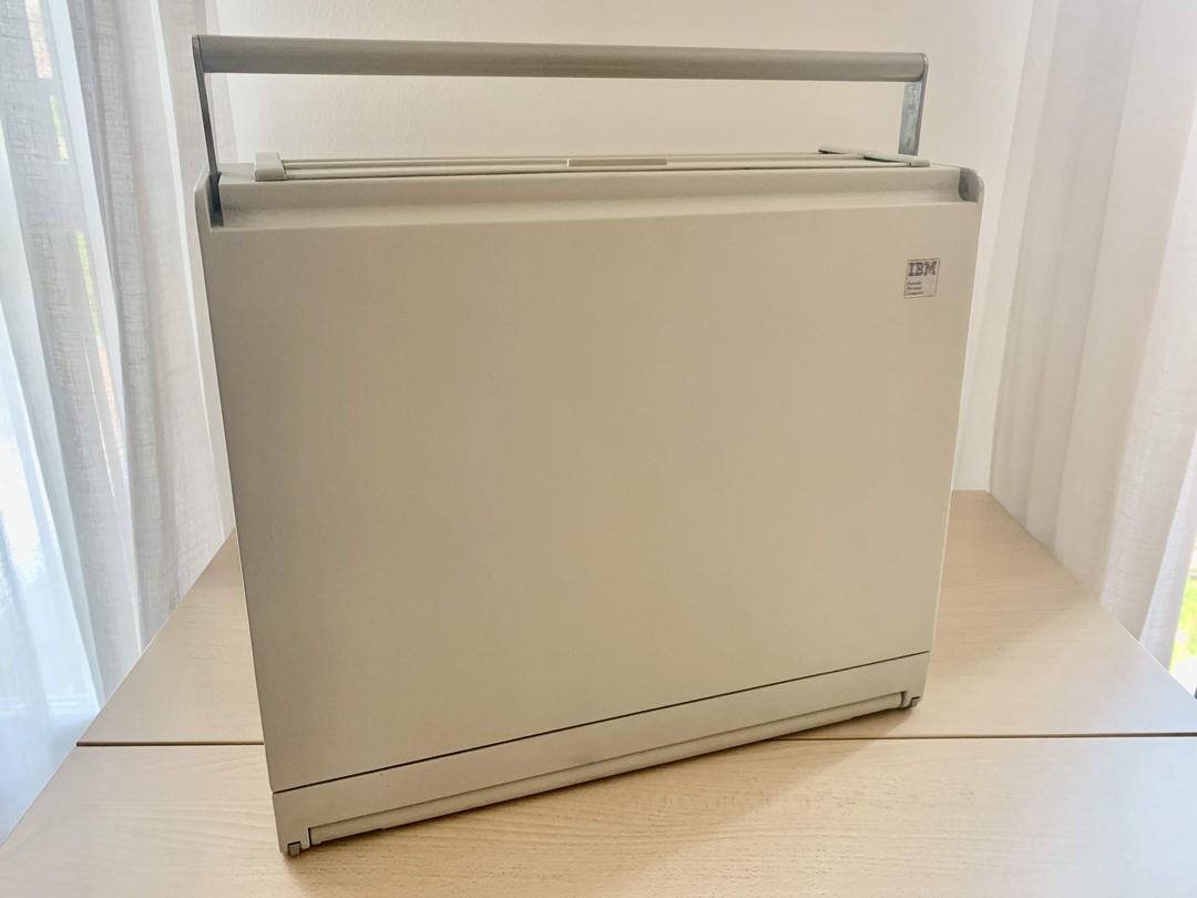 Đây là chiếc laptop từ 40 năm trước, nặng tới hơn 13 Kg, giúp bạn khỏi cần tập gym mỗi ngày nữa Đây là chiếc laptop từ 40 năm trước, nặng tới hơn 13 Kg, giúp bạn khỏi cần tập gym mỗi ngày nữa