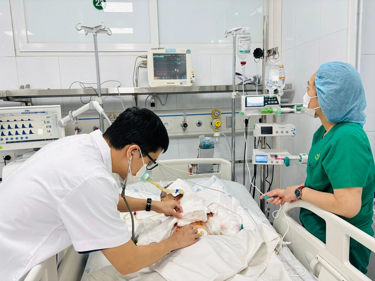 Máy tính phát nổ khi học bài, bé trai 13 tuổi phải cắt cụt tay, mù mắt Máy tính phát nổ khi học bài, bé trai 13 tuổi phải cắt cụt tay, mù mắt