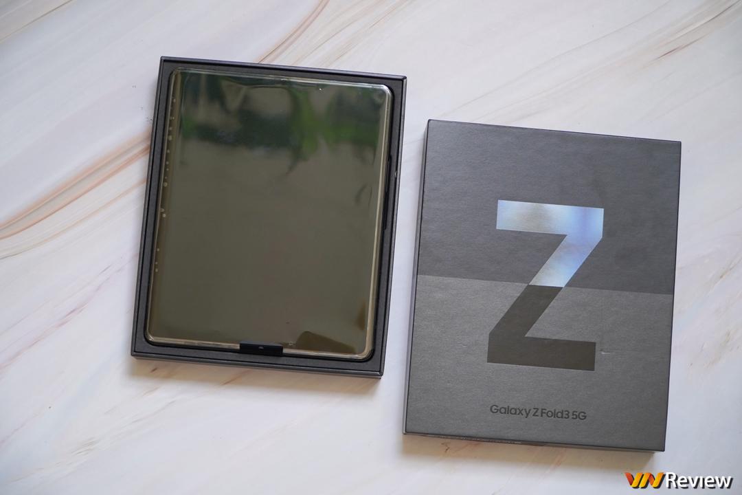Trên tay Galaxy Z Fold 3 tại Việt Nam: camera ẩn dưới màn hình, chống nước IPX8, hỗ trợ S Pen Trên tay Galaxy Z Fold 3 tại Việt Nam: camera ẩn dưới màn hình, chống nước IPX8, hỗ trợ S Pen
