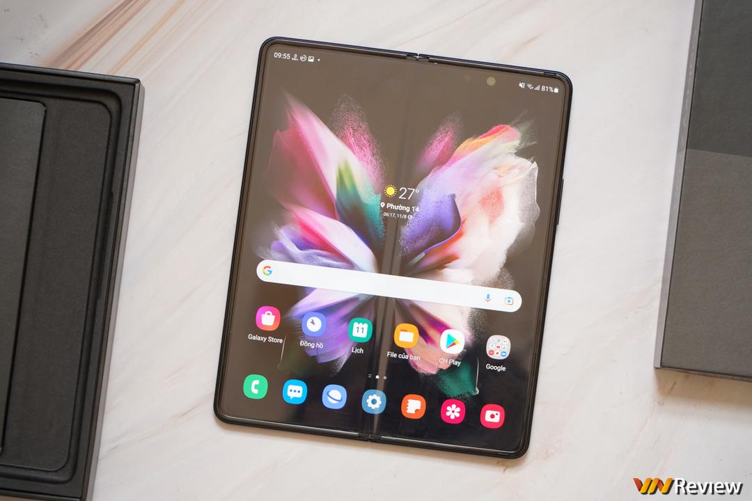 Trên tay Galaxy Z Fold 3 tại Việt Nam: camera ẩn dưới màn hình, chống nước IPX8, hỗ trợ S Pen Trên tay Galaxy Z Fold 3 tại Việt Nam: camera ẩn dưới màn hình, chống nước IPX8, hỗ trợ S Pen