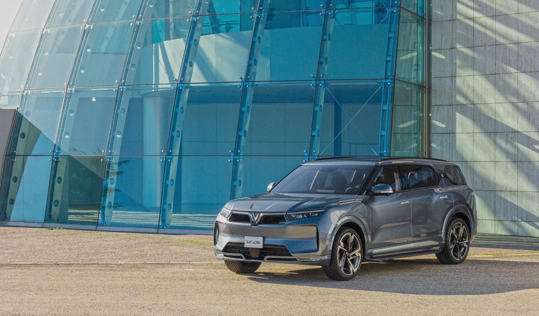 Ngó nhanh xe ô tô điện VinFast VF e36 mới ra mắt: Hai phiên bản, di chuyển tối đa lên đến 680 km  Ngó nhanh xe ô tô điện VinFast VF e36 mới ra mắt: Hai phiên bản, di chuyển tối đa lên đến 680 km