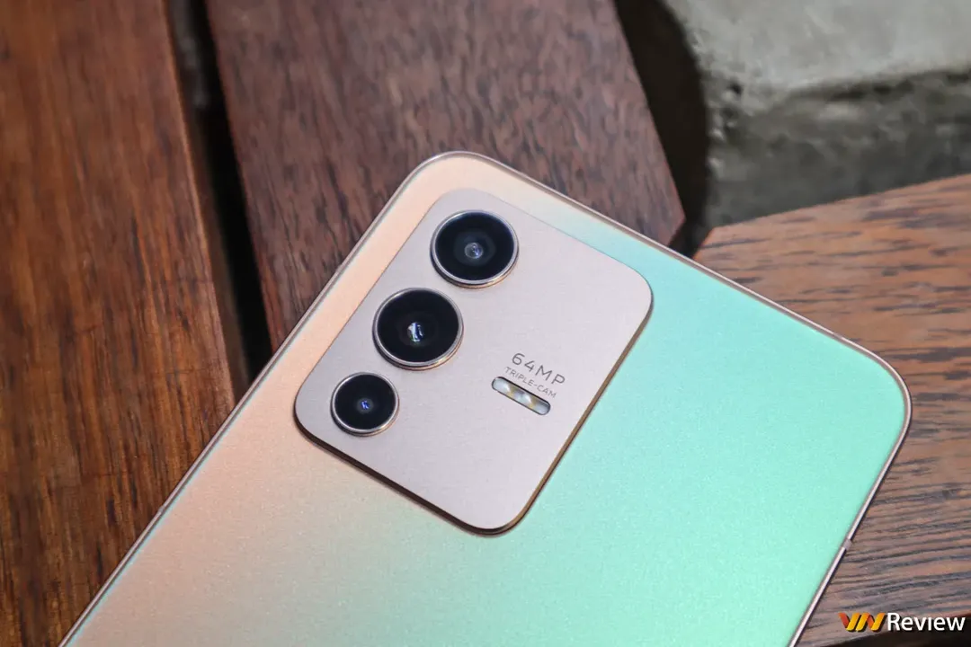 Trên tay vivo V23 5G: đủ cả viền vuông, tai thỏ giống iPhone 13, khác biệt ở mặt lưng, camera selfie kép Trên tay vivo V23 5G: đủ cả viền vuông, tai thỏ giống iPhone 13, khác biệt ở mặt lưng, camera selfie kép