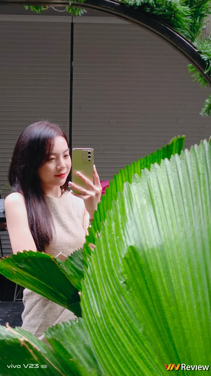 Trên tay vivo V23 5G: đủ cả viền vuông, tai thỏ giống iPhone 13, khác biệt ở mặt lưng, camera selfie kép Trên tay vivo V23 5G: đủ cả viền vuông, tai thỏ giống iPhone 13, khác biệt ở mặt lưng, camera selfie kép