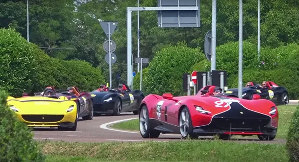 Nỗi khổ của người giàu mua siêu xe mui trần: Chạy mưa không kịp Nỗi khổ của người giàu mua siêu xe mui trần: Chạy mưa không kịp