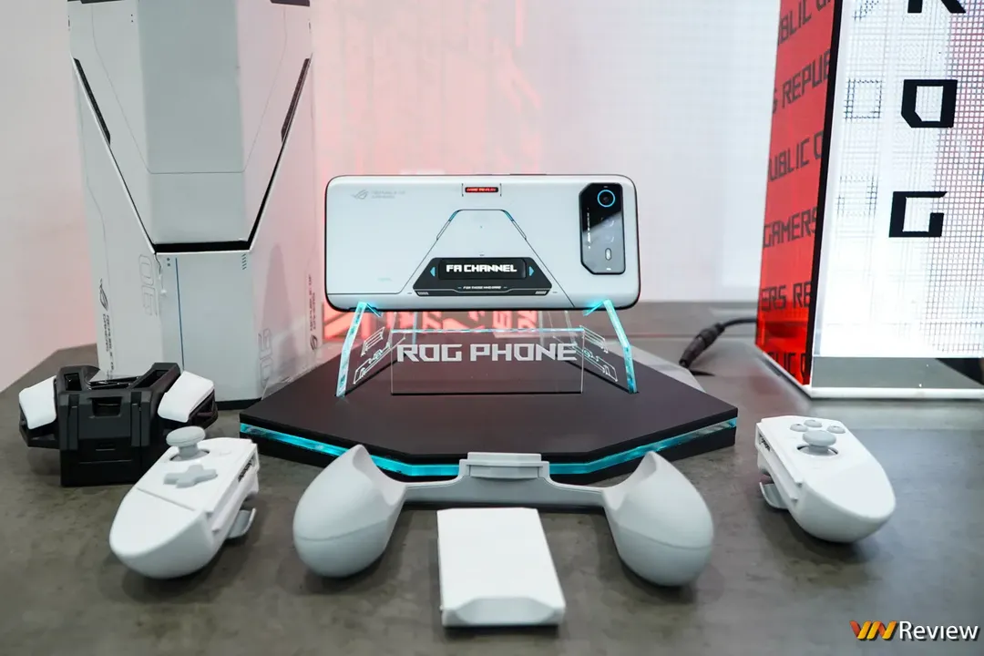 Trên tay Asus ROG Phone 6 và 6 Pro: điện thoại mạnh nhất thế giới, nhiều thông số trội hơn cả laptop  Trên tay Asus ROG Phone 6 và 6 Pro: điện thoại mạnh nhất thế giới, nhiều thông số trội hơn cả laptop