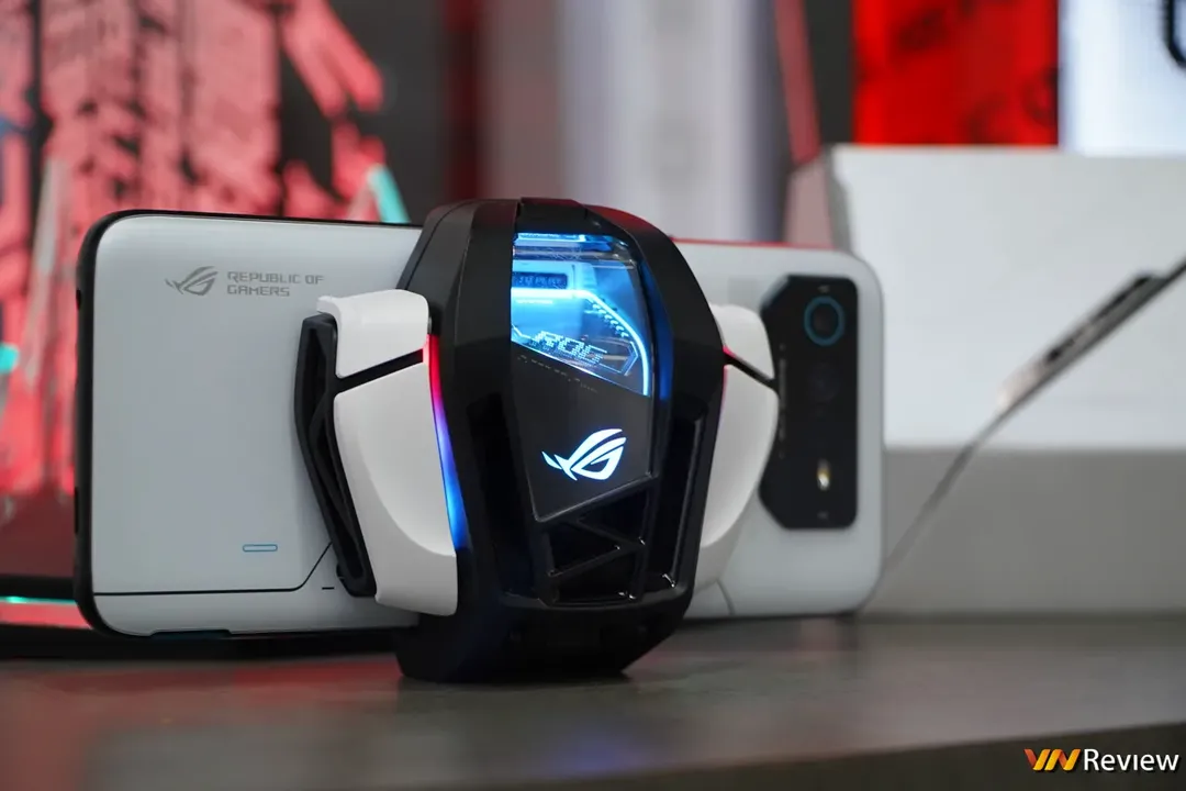 Trên tay Asus ROG Phone 6 và 6 Pro: điện thoại mạnh nhất thế giới, nhiều thông số trội hơn cả laptop  Trên tay Asus ROG Phone 6 và 6 Pro: điện thoại mạnh nhất thế giới, nhiều thông số trội hơn cả laptop