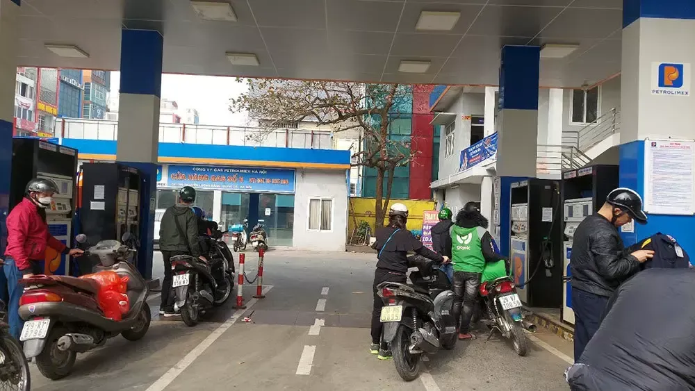 Giá xăng đồng loạt giảm mạnh hơn 3.000 đồng/lít từ 0h ngày 11/7 Giá xăng đồng loạt giảm mạnh hơn 3.000 đồng/lít từ 0h ngày 11/7