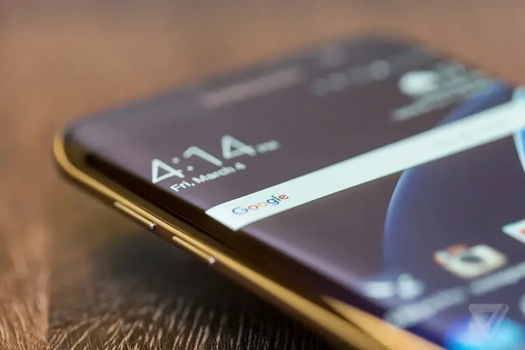 Fan Android mệt mỏi vì ghen tỵ khi chỉ iPhone mới có flagship màn hình phẳng Fan Android mệt mỏi vì ghen tỵ khi chỉ iPhone mới có flagship màn hình phẳng