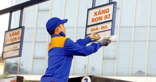 Giá xăng ngày 1/8 chỉ giảm 500 đồng/lít vì lý do này, trong khi người tiêu dùng cứ tưởng được giảm vài ngàn đồng Giá xăng ngày 1/8 chỉ giảm 500 đồng/lít vì lý do này, trong khi người tiêu dùng cứ tưởng được giảm vài ngàn đồng